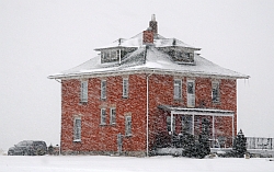 Red house
in snow
